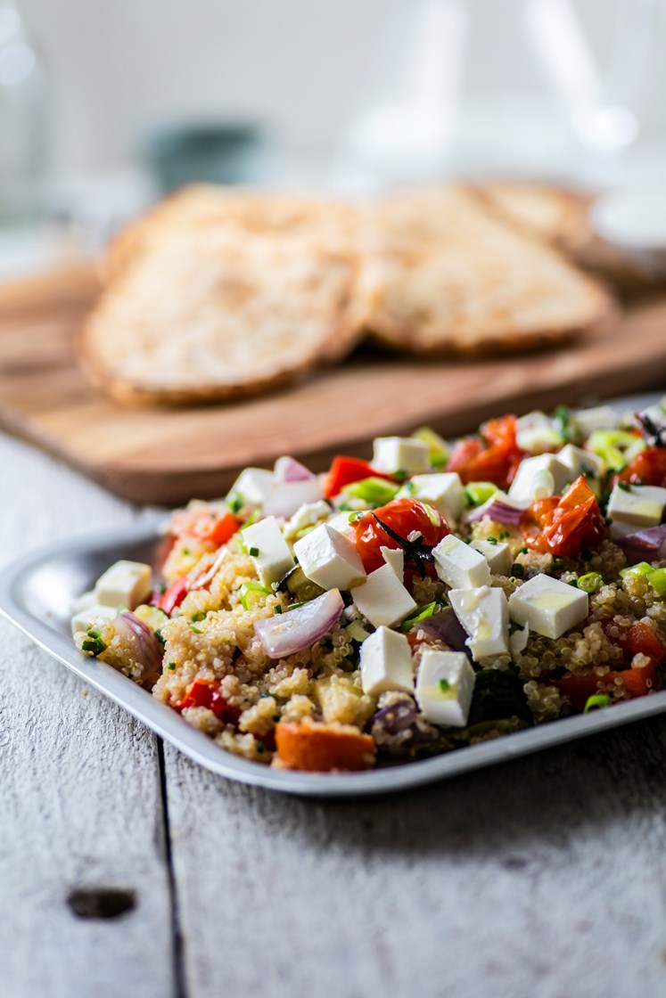 Quinoa- og fetasalat med ovnsbakte grønnsaker, servert med nanbrød og yoghurtdressing