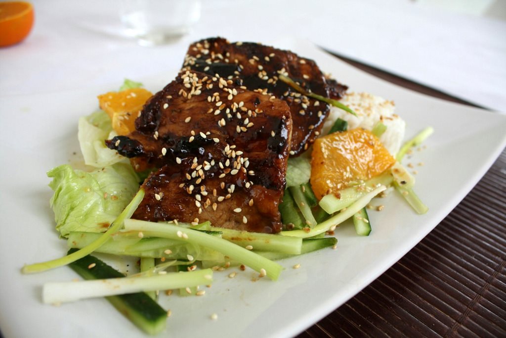 Sautéskiver a la Peking med appelsinsalat