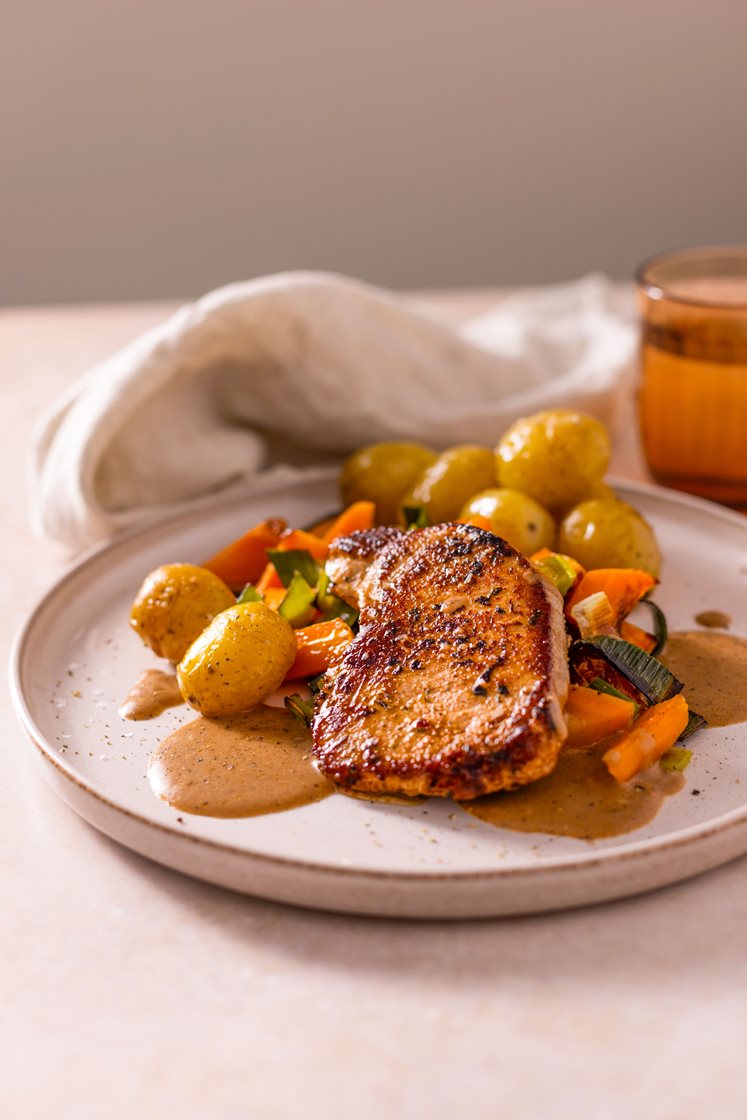 Marinert svinefilet med bakte gulrøtter og purreløk, poteter og soppsaus