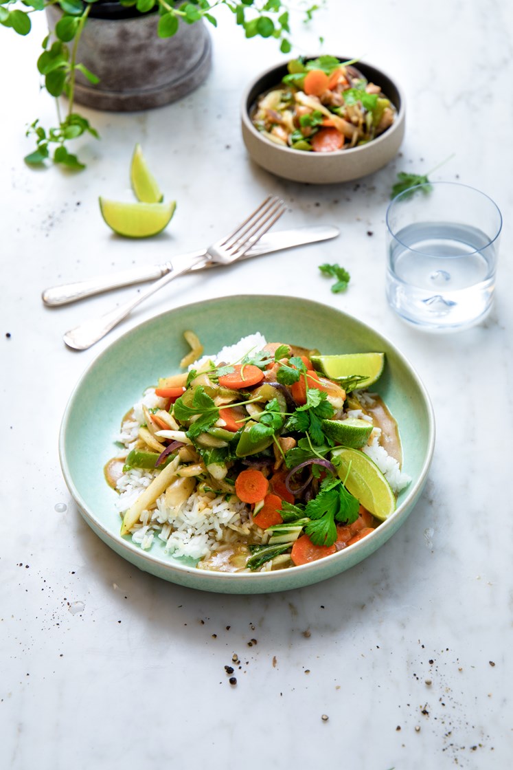 Kylling i grønn curry med pak choy, paprika og gulrøtter, servert med jasminris, lime og koriander