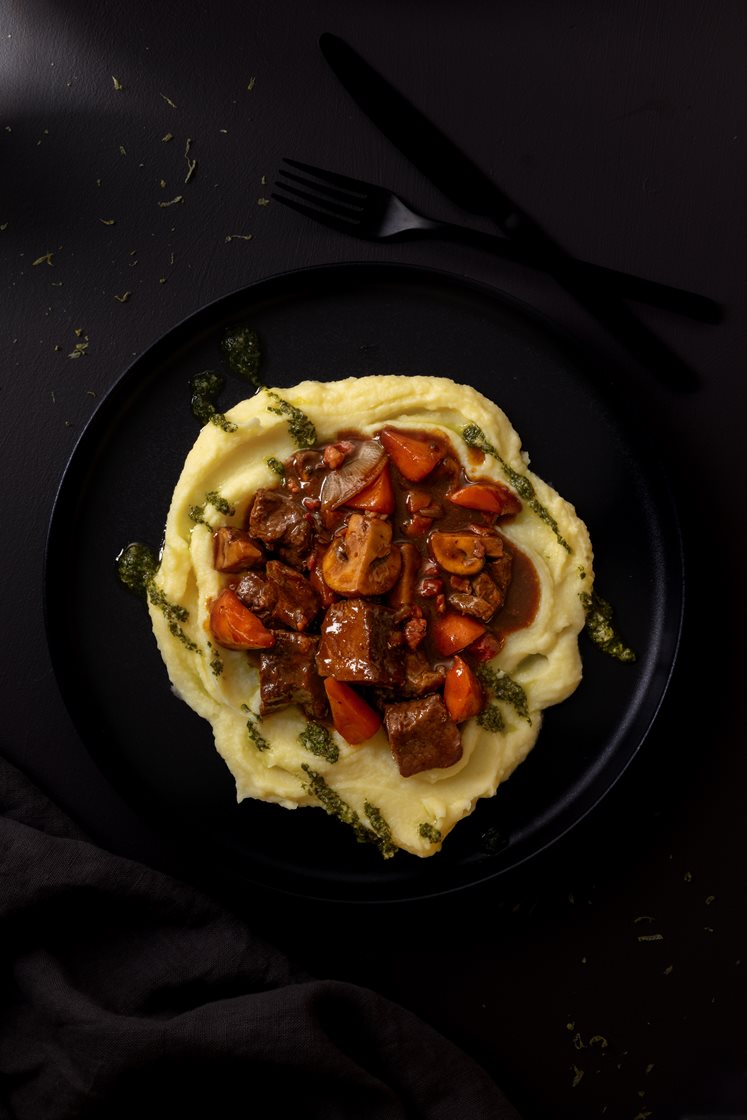 Boeuf bourguignon servert med trøffel-potetpurè og konfitert hvitløksgremolata