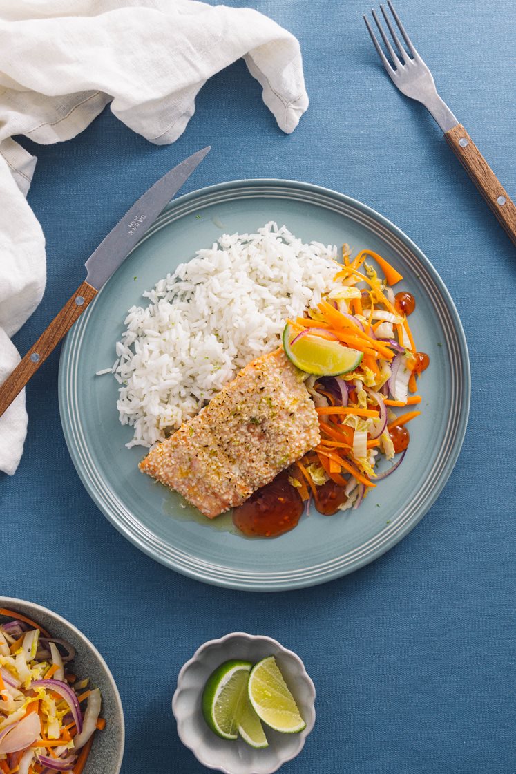 Sesambakt laksefilet med wokket kålblanding, jasminris, sweet chilisaus og lime
