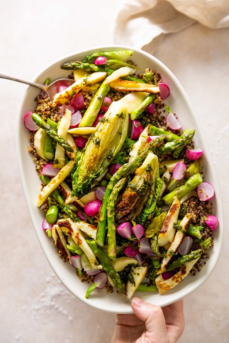 Primørsalat med quinoa og halloumiost, servert med basilikumolje