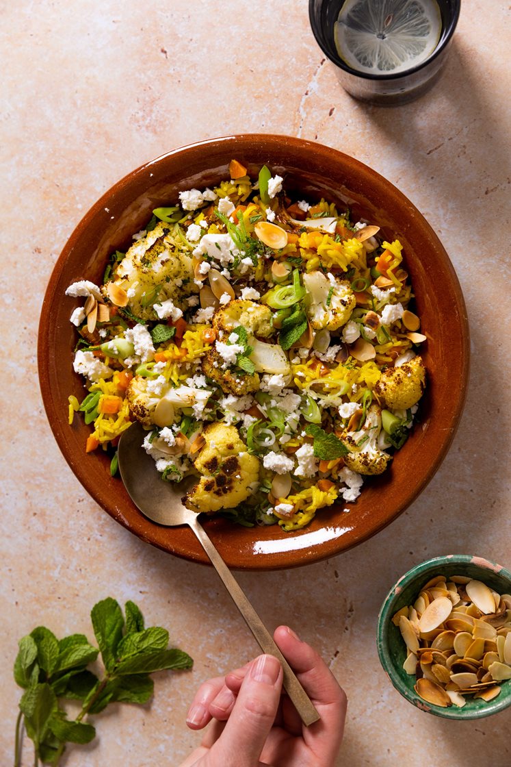 Persisk biryani – krydret ris med ovnbagt blomkål, feta og ristede mandelflager