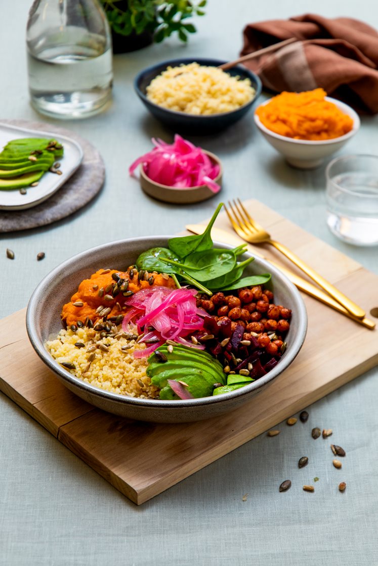 Buddha bowl med søtpotetmos, avokado og bulgur