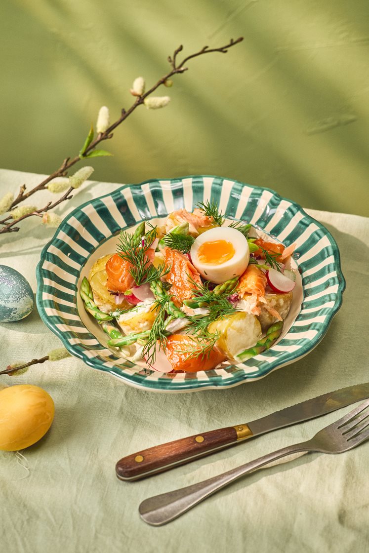 Varmrökt lax med caesardressad potatissallad, grön sparris och löskokt ägg