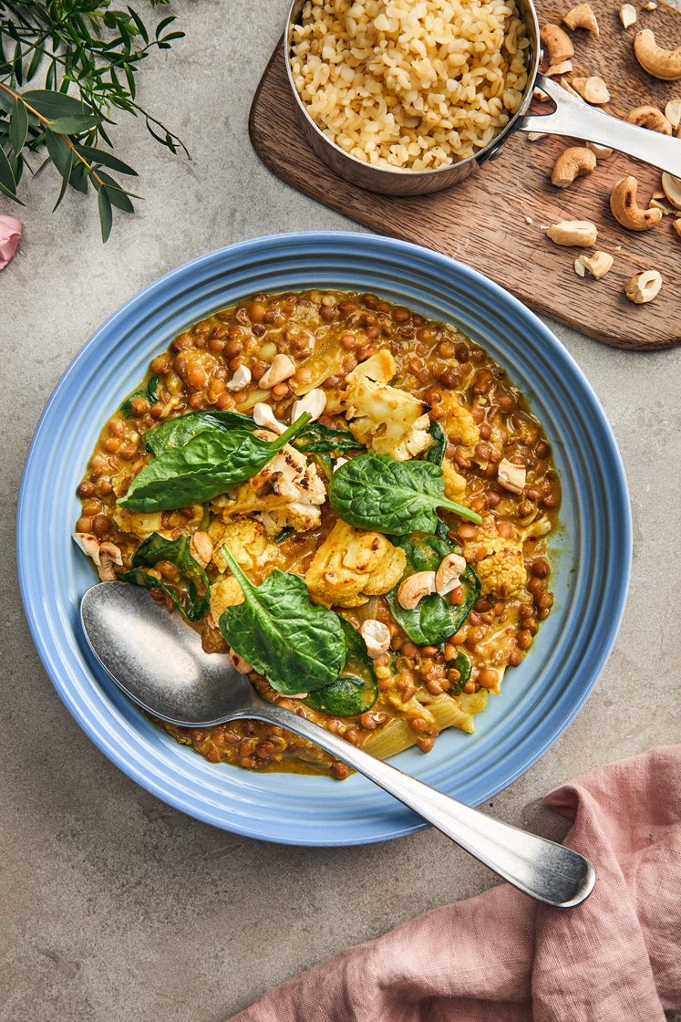 Cashewnötscurry med röda linser och rostad blomkål