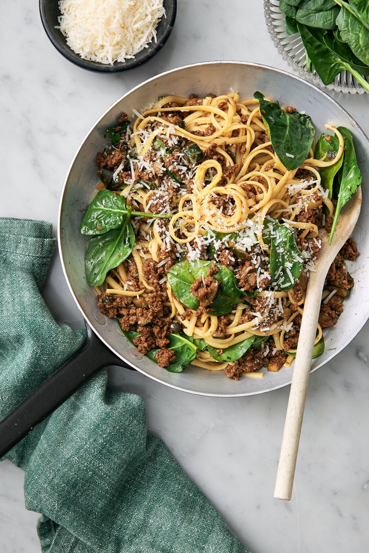 Linguinepasta med köttfärssås, zucchini och citron