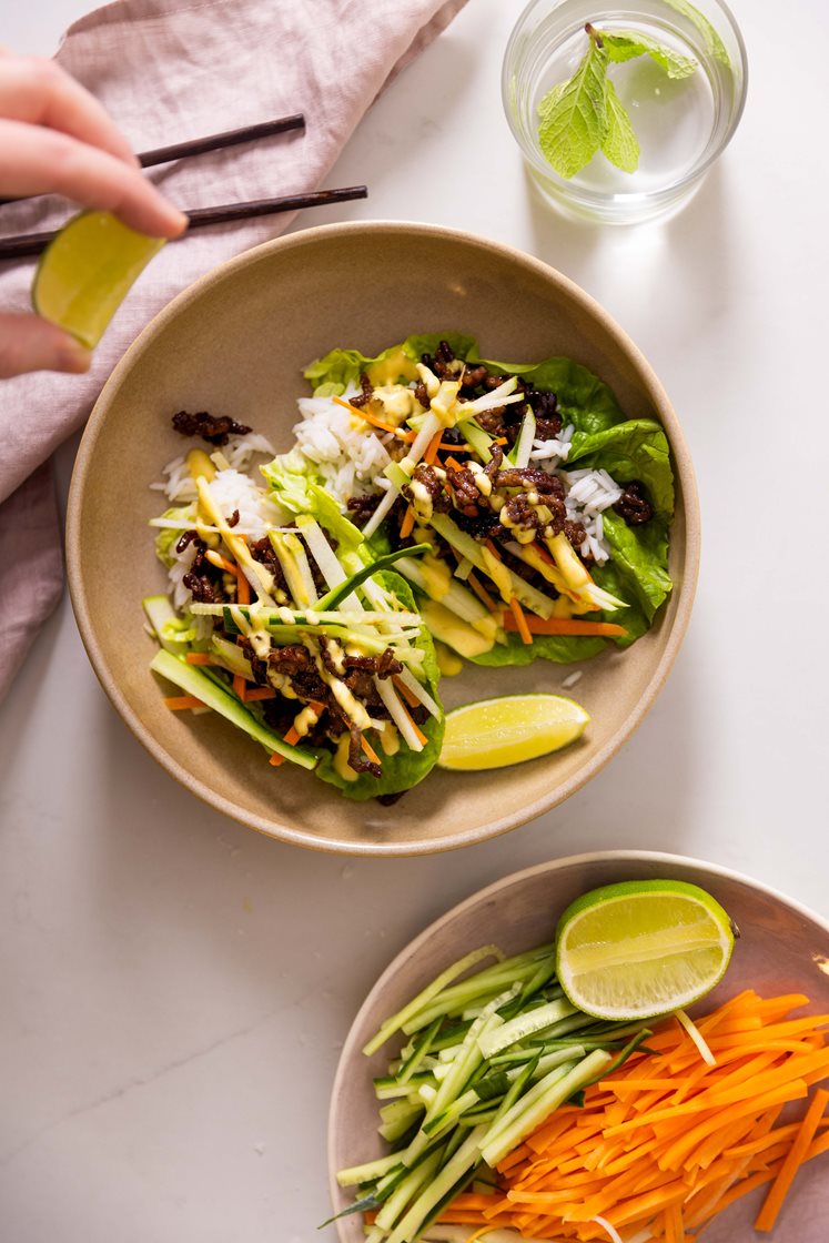 Asiatisk wokket kjøttdeig i hjertesalat med grønnsaker, jasminris og curry- og mangodressing