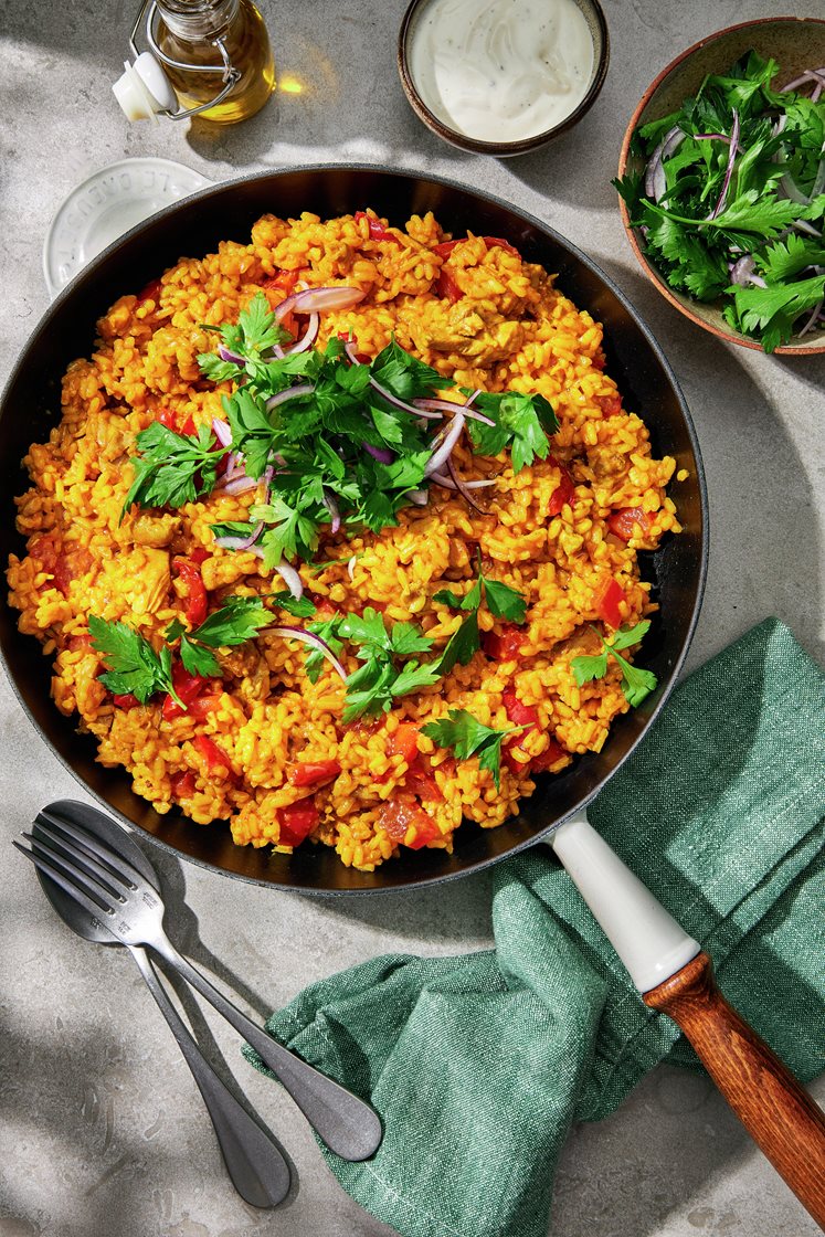Paella med kyckling, saffran, aioli och persiljesallad