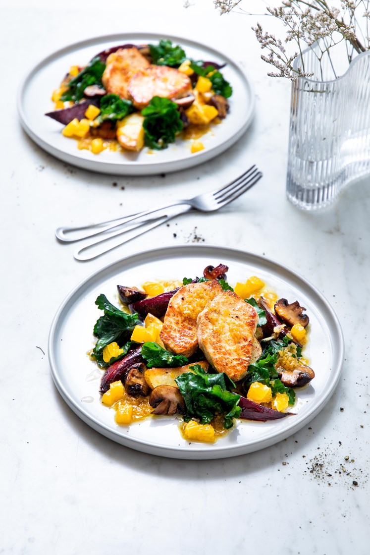Ytrefilet av svin med ovnsbakte rødbeter, poteter, rosettkål og appelsinvinaigrette