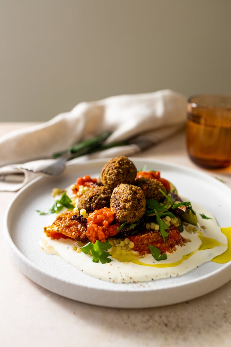 Falafler med varm perlecouscoussalat, servert med yoghurt og ajvar