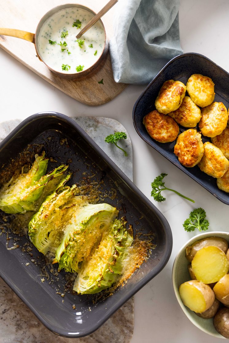 Færdigstegte fiskedeller med persillesauce og gratineret spidskål