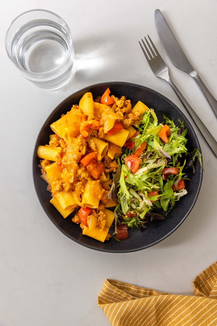 Pasta mezze maniche med kremet chorizosaus, og blandet salat