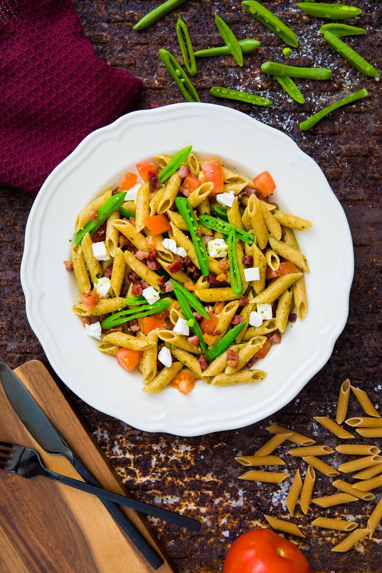 Pasta i grønn pesto med bacon, tomater, sukkererter og fetaost