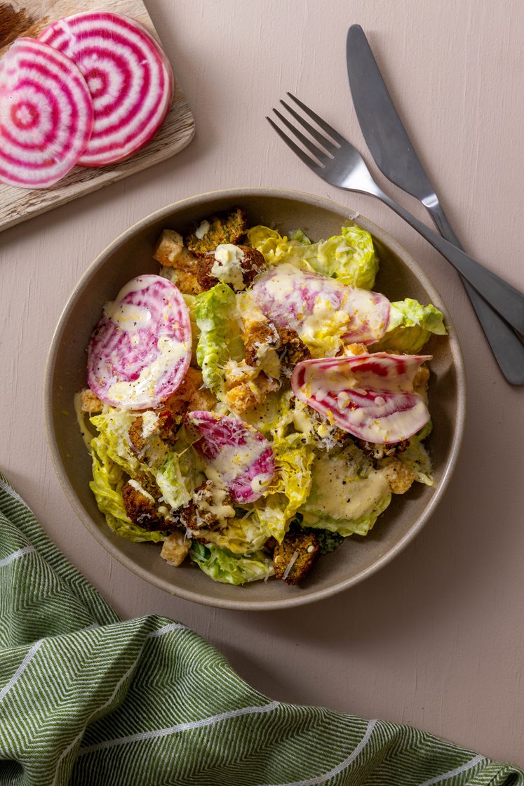 Cæsar salat med falafel og bolsjebeder