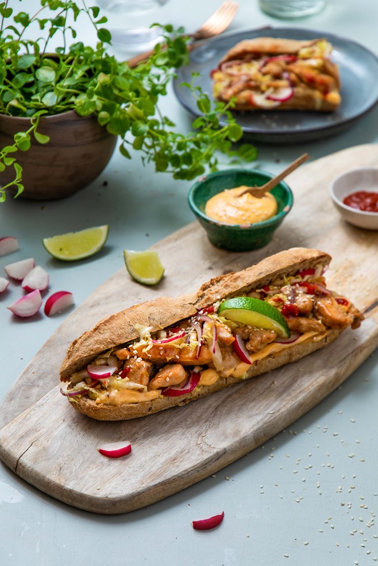 Bánh mì med hoisinkylling, rask kimchi og chilimajones