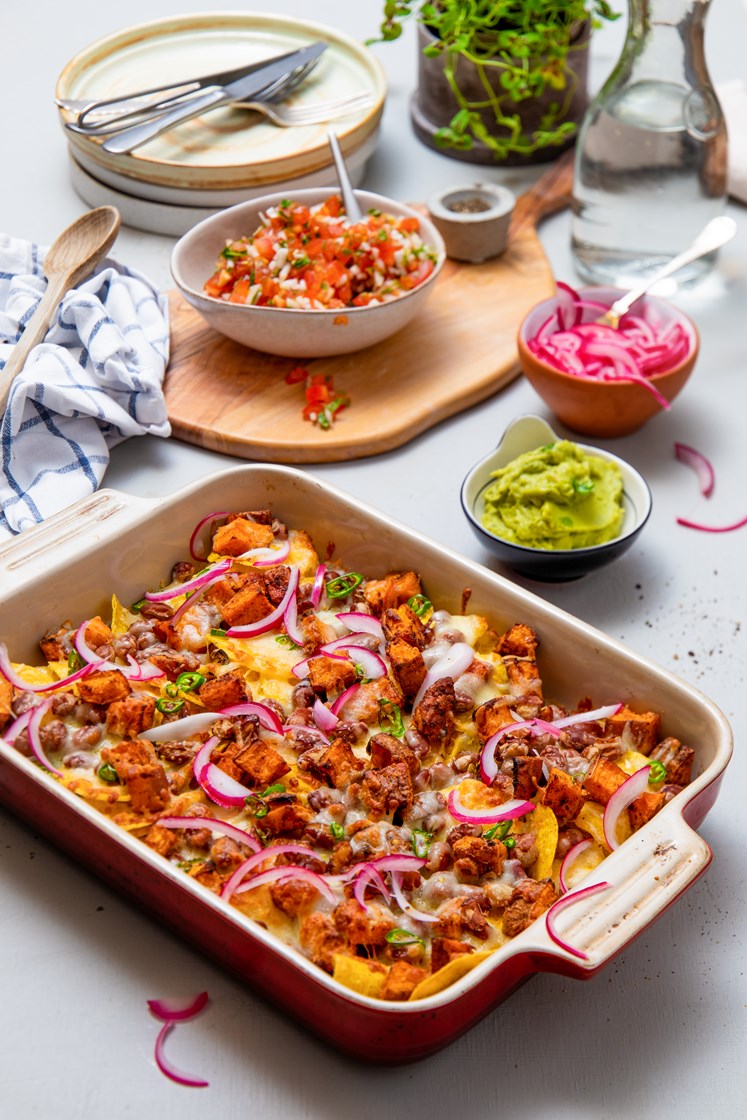 Vegetarisk nachos med søtpotet, lettsyltet rødløk og guacamole 