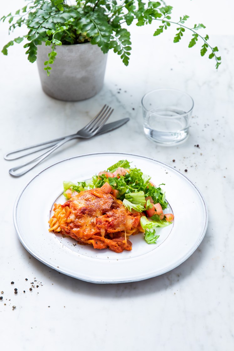 Grana Padano-gratinert skinke- og pepperoniform med pasta og frisk salat