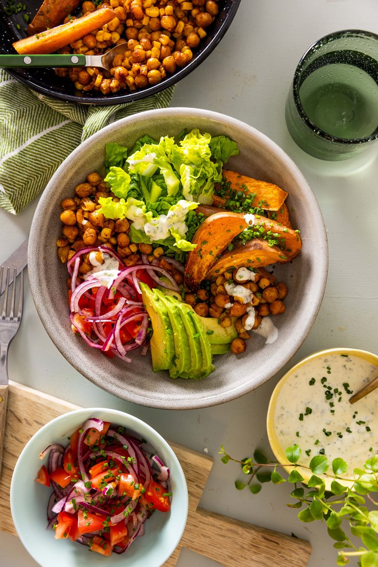 California veggiebowl med sprø kikerter, bakt søtpotet og hjemmelaget ranchdressing