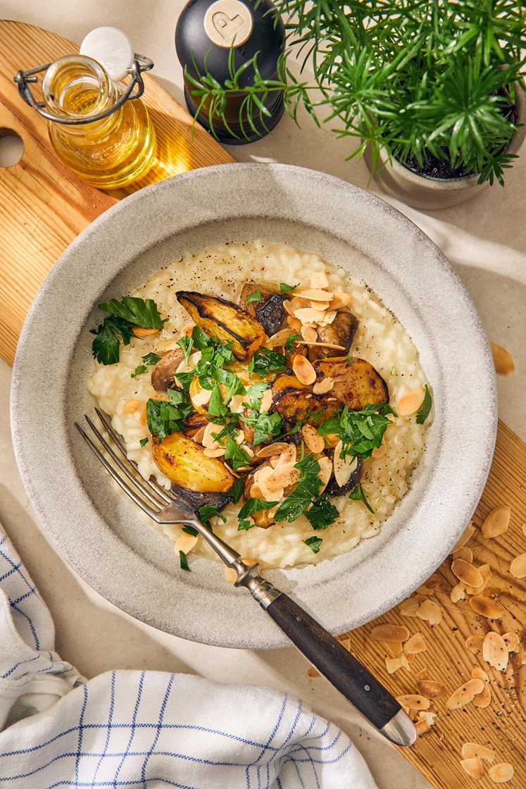 Risotto med ugnsrostade gulbetor, champinjoner och mandel