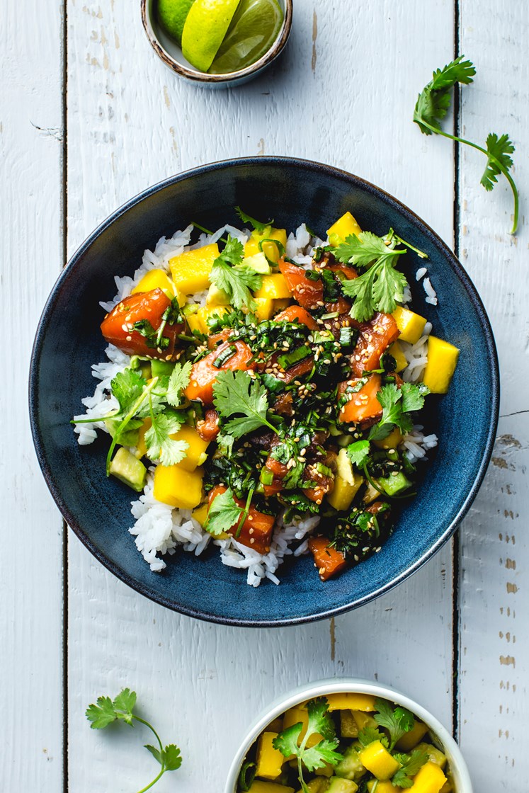 Laksepoke med koriander, vårløk og sesamfrø servert med ris og mango- og avokadosalat