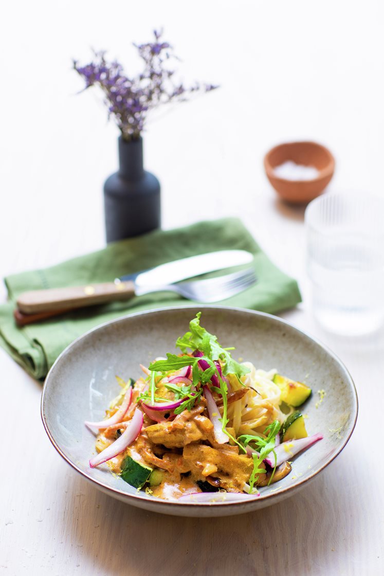 Steinsoppkremet pasta med svinestrimler, squash og sopp, servert med syltet rødløk og ruccola