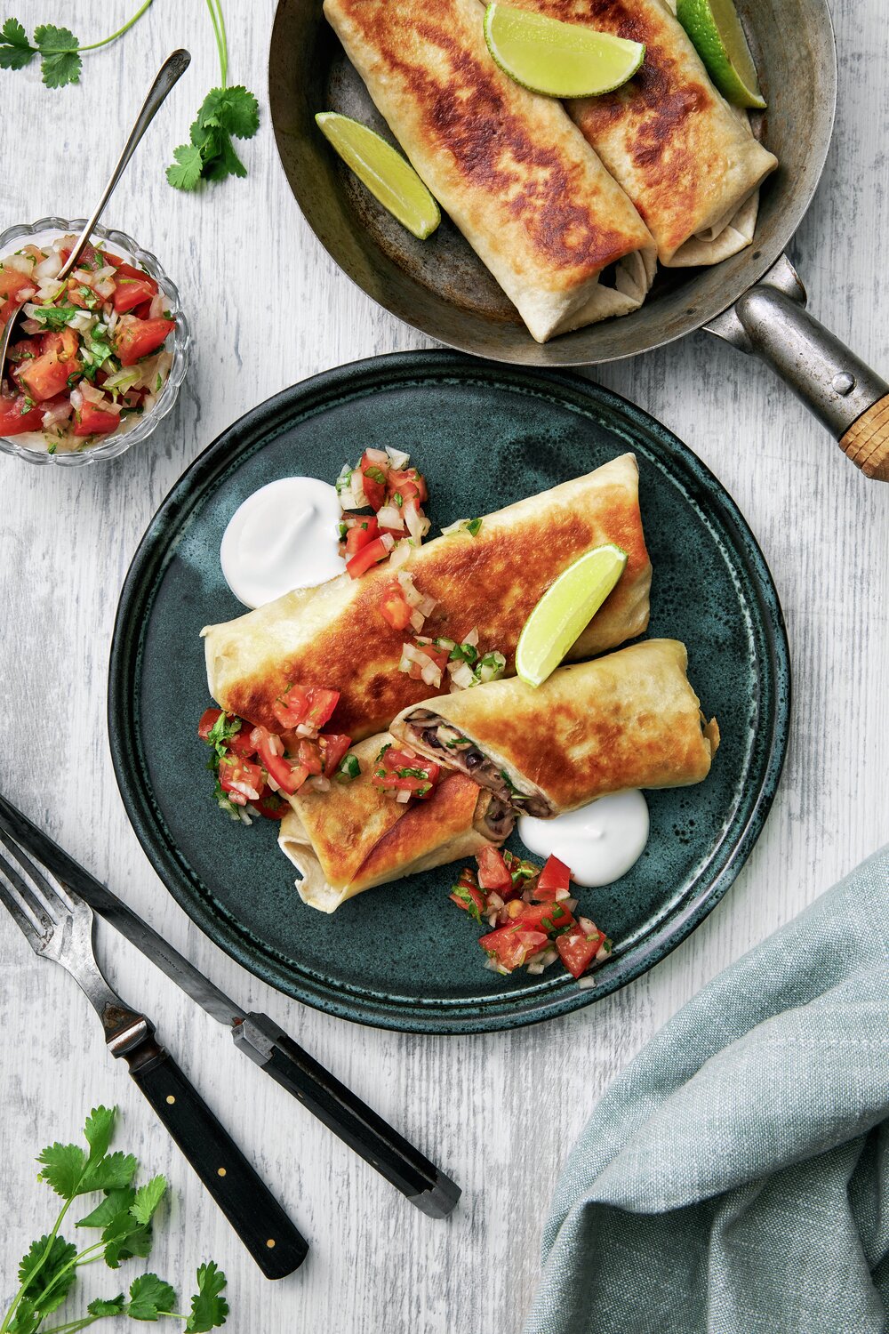 Mexikanska flautas med portabello, bönor och gräddfil