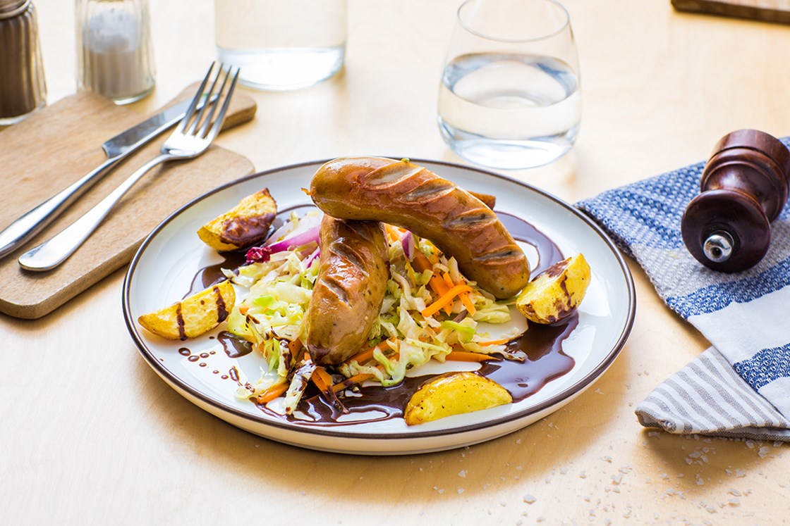 Ostepølse med stekte grønnsaker og potetbåter