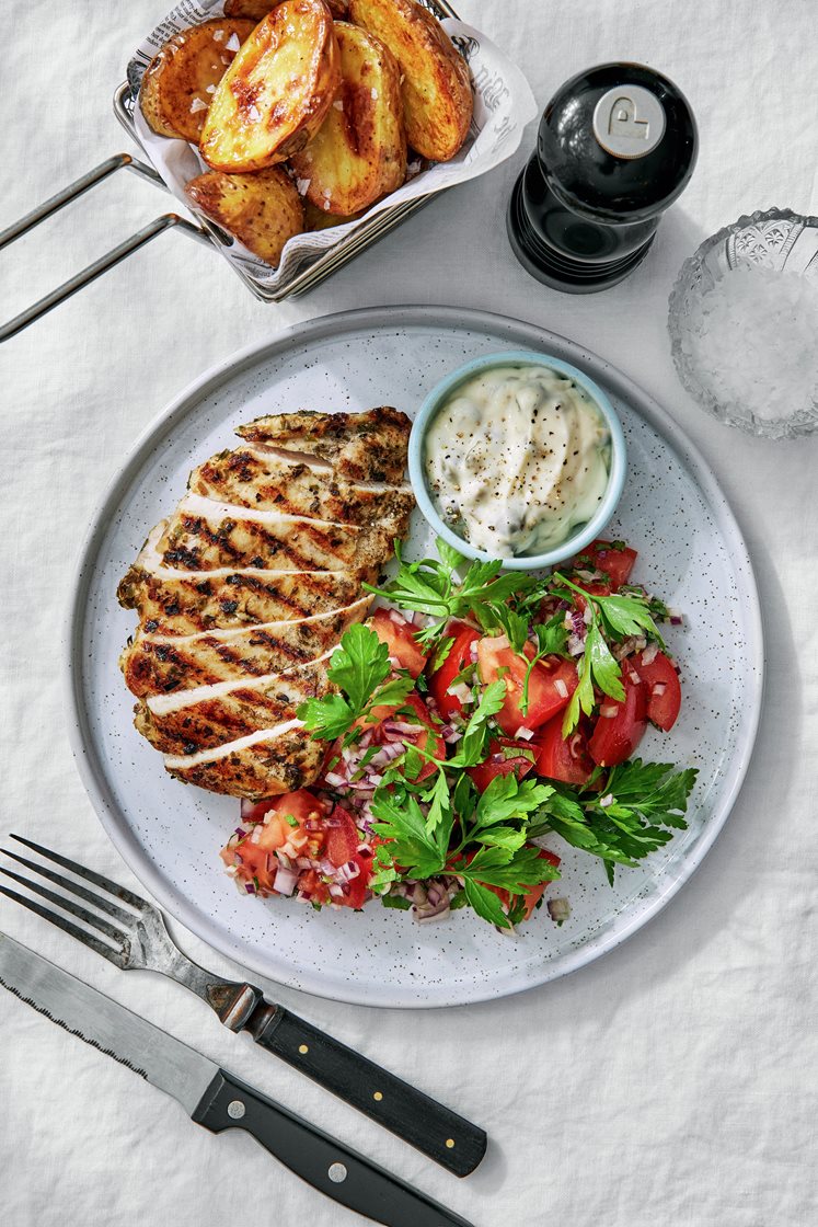 Dragongrillad kyckling med kaprismajonnäs, tomatsallad och rostad potatis