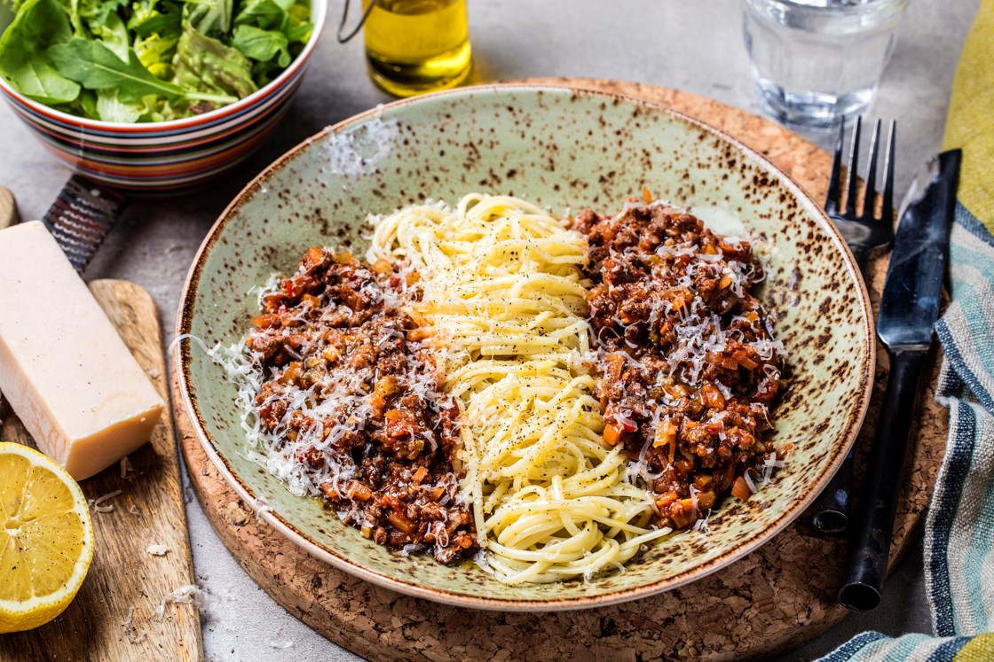 Pasta bolognese med ruccola og Grana Padano Oppskrift Godtlevert