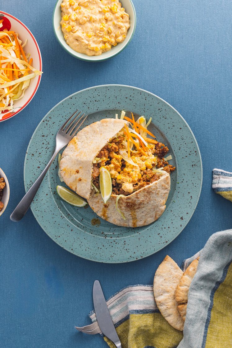 Pitabrød med chorizodeig, kremet mais og kålsalat