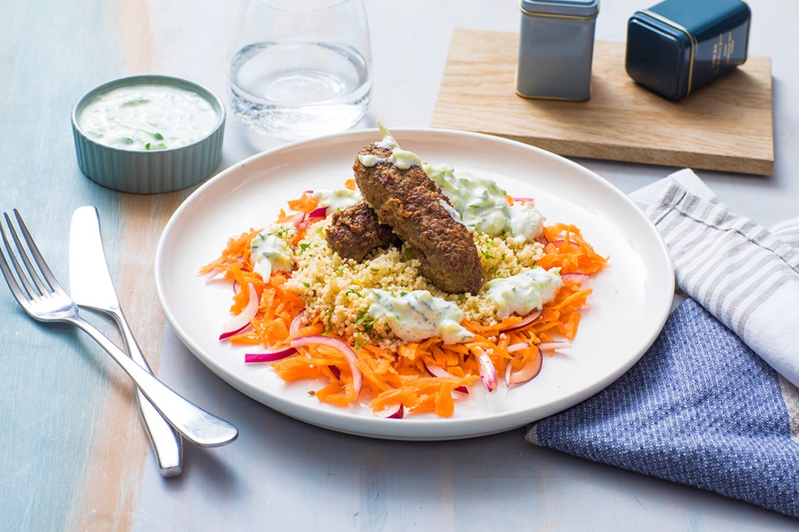 Hjemmelaget kebab med couscous og agurkdressing