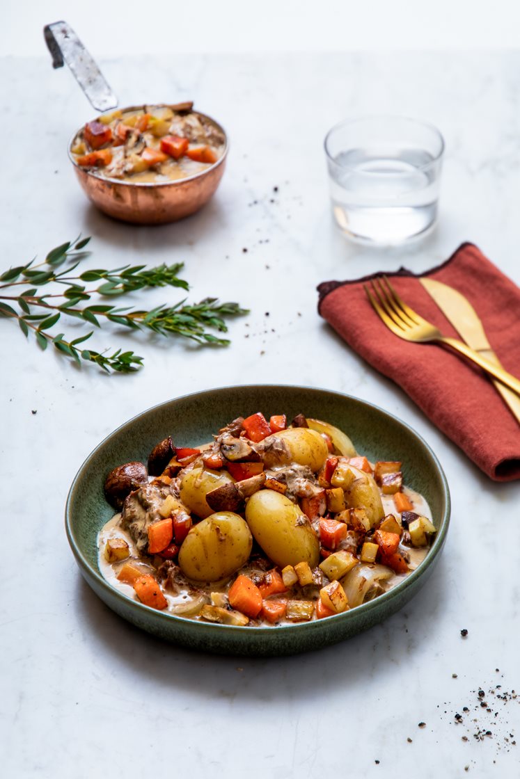 Knokekjøtt av storfe i peppersaus med aromasopp, sellerirot og småpoteter