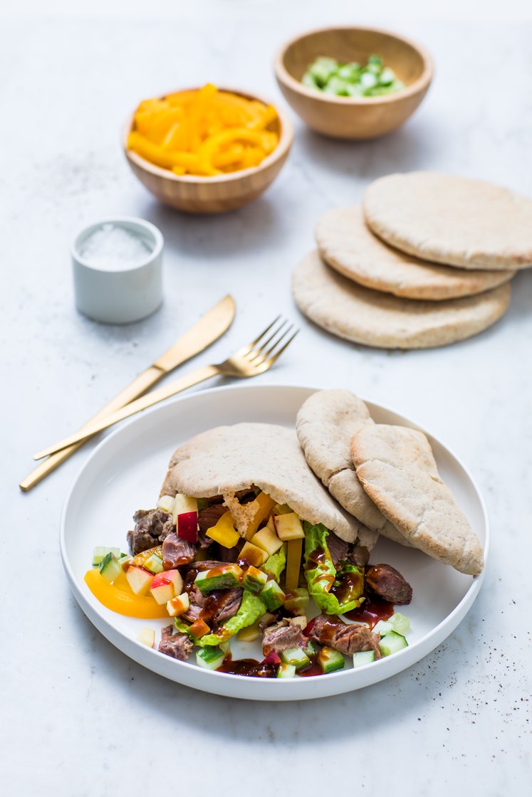 Mørkokte svinekjaker i pitabrød med friske grønnsaker og hoisinsaus