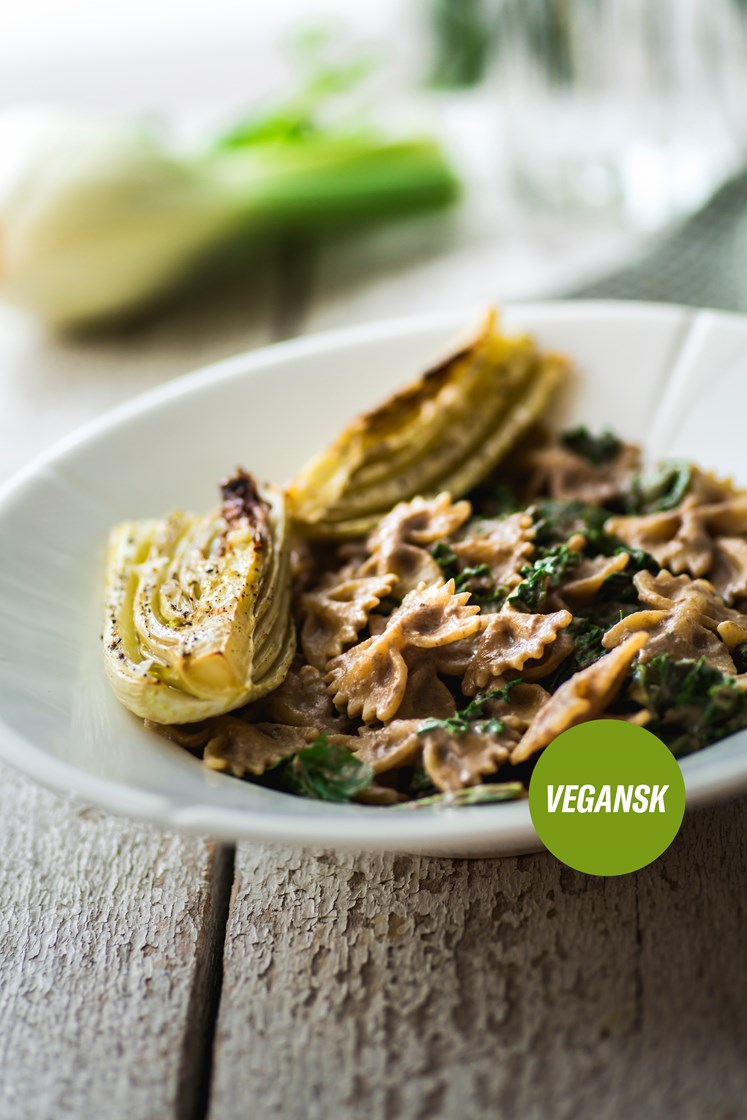 Farfalle med steinsoppduftende fløtesaus, grønnkål og limebakt fennikel