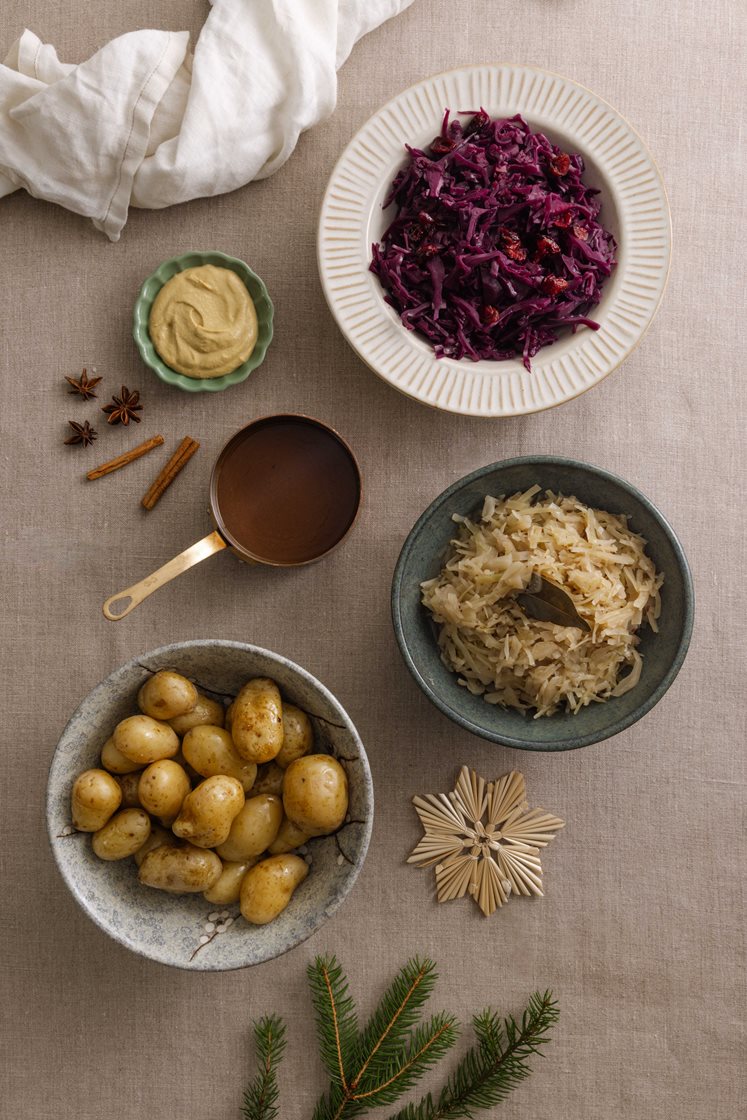 Hjemmelaget og vellykket rødkål og surkål,  mandelpoteter og saus på ribbesky