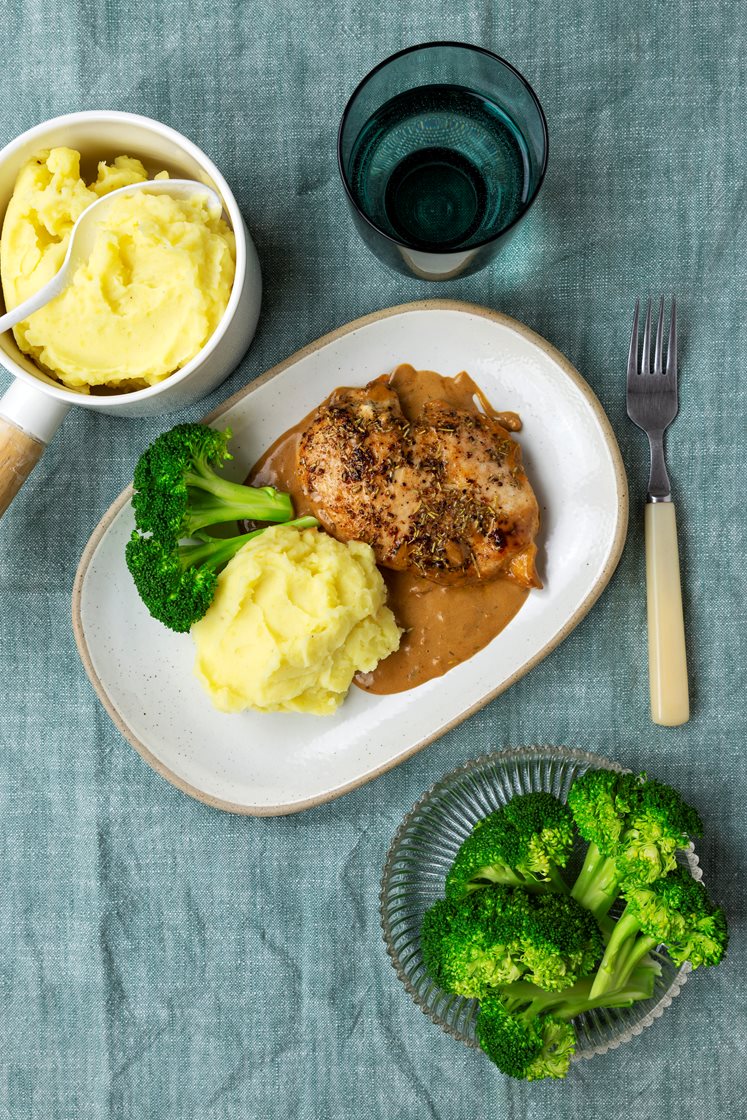 Rosmarinkyckling med gräddig sås och potatismos