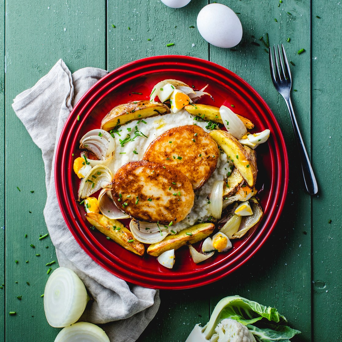 Fiskekaker med blomkålpuré, bakte potetbåter og løk, eggesmør og gressløk