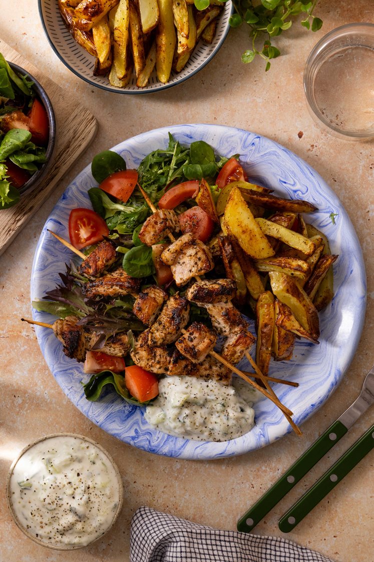 Souvlaki med pommes frites, blandet salat med tomat, og tzatziki