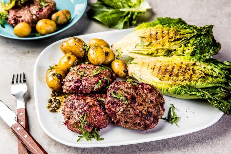 Biff Lindstrøm med persille, poteter og grillet salat 