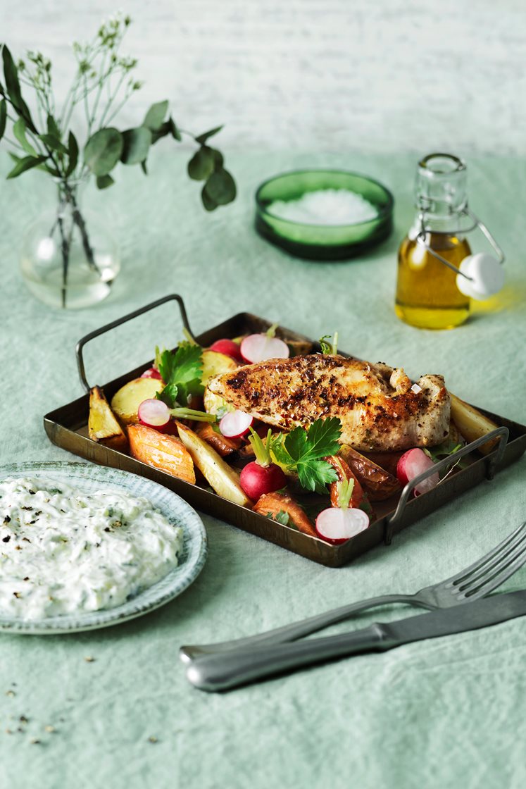 Grekisk kyckling med tzatziki och rädisor