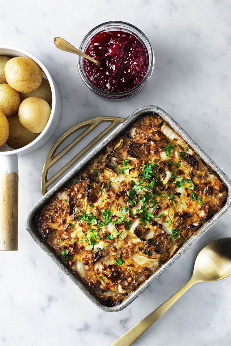 Vegetarisk kålpudding med potatis och lingon