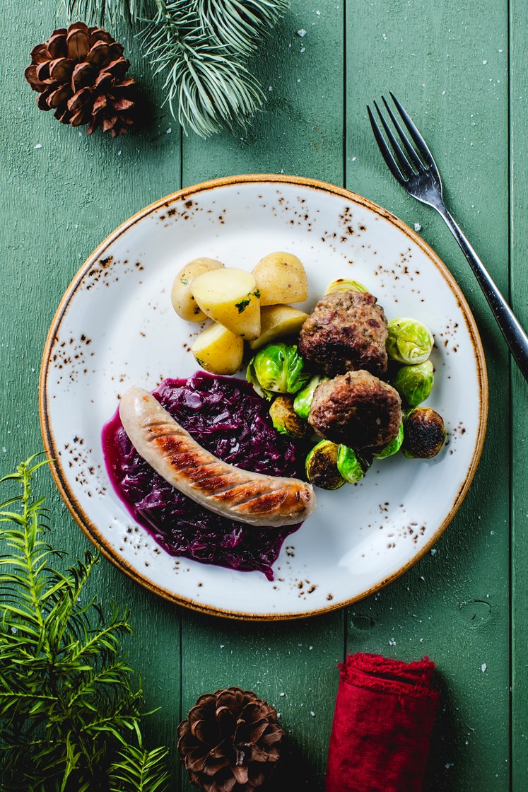 Medisterkaker og julepølser med rødkål, rosenkål og brun saus