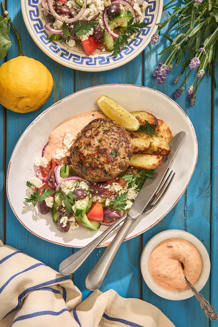 Bifteki med grekisk sallad, fetaost, oliver och rostad paprikacrème 