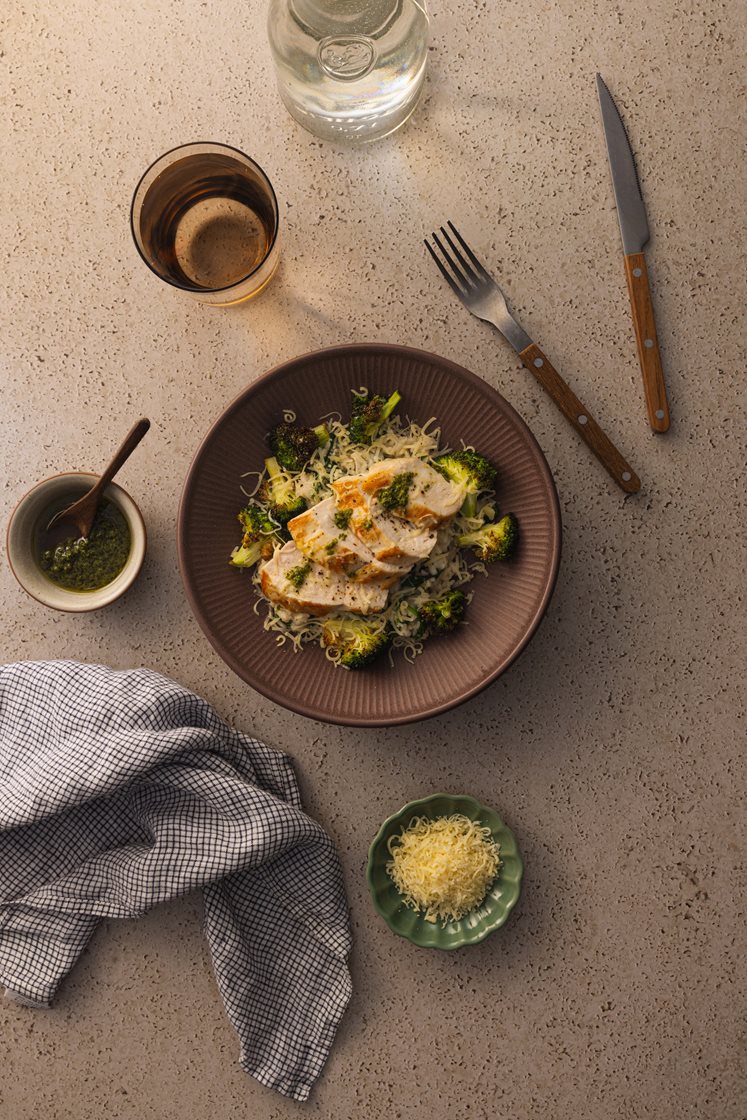 Stekt kyllingbryst med spinatrisotto, smørbakt brokkoli og basilikumpesto