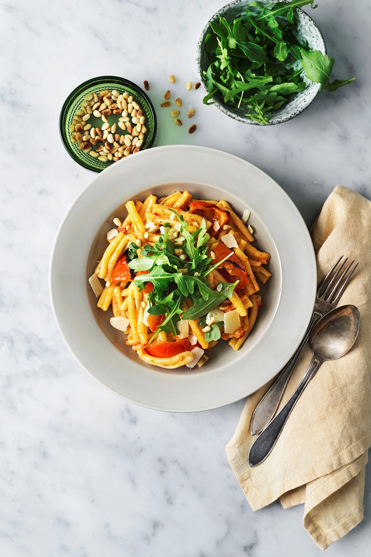 Pasta med paprikapesto, ruccola och pinjenötter