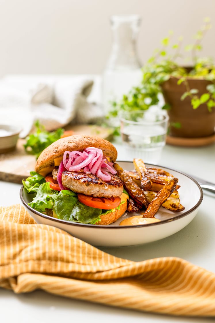 Salsicciaburger med potetfries, sitronsyltet rødløk og chilimajones