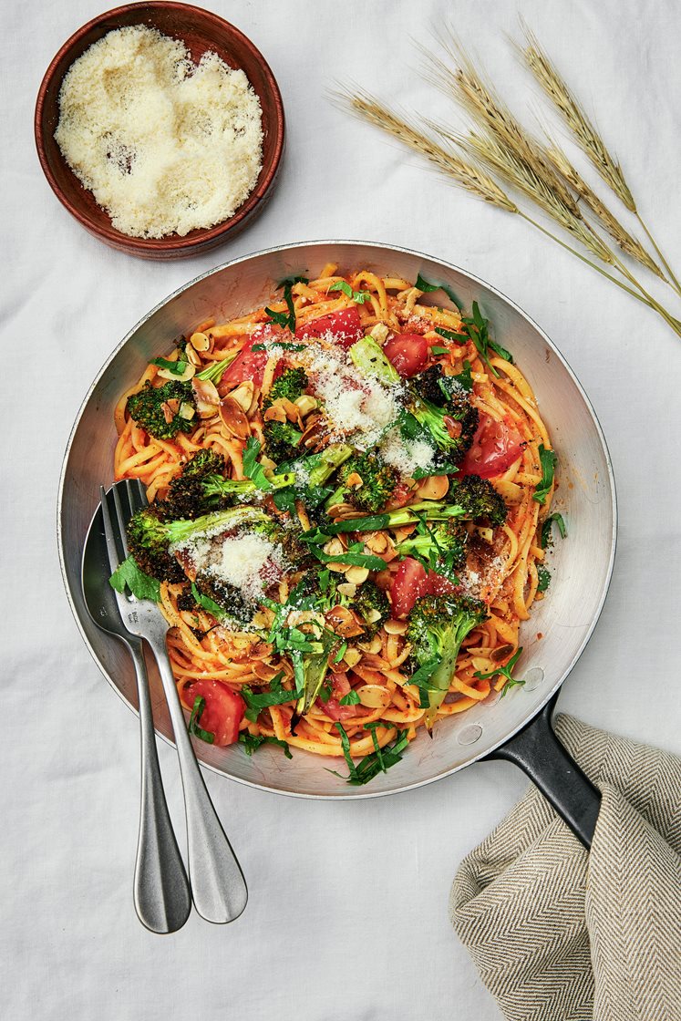 Linguine med romanescosås, rostad broccoli, mandel och parmesan