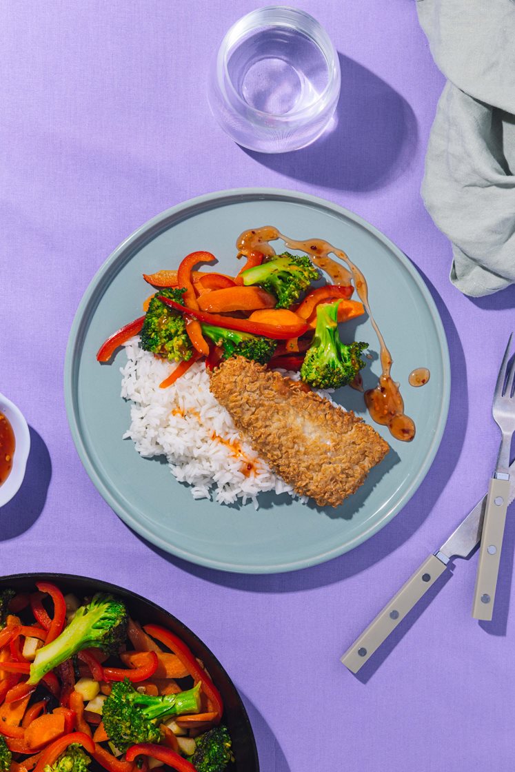 Sprøbakt fisk med pannestekte grønnsaker, ris og søt chilisaus